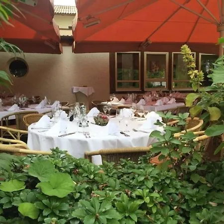 מלון Dreimaedelhaus 3*