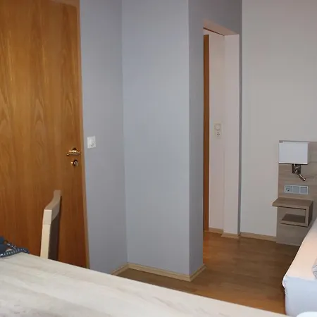 Dreimaedelhaus מלון 3*